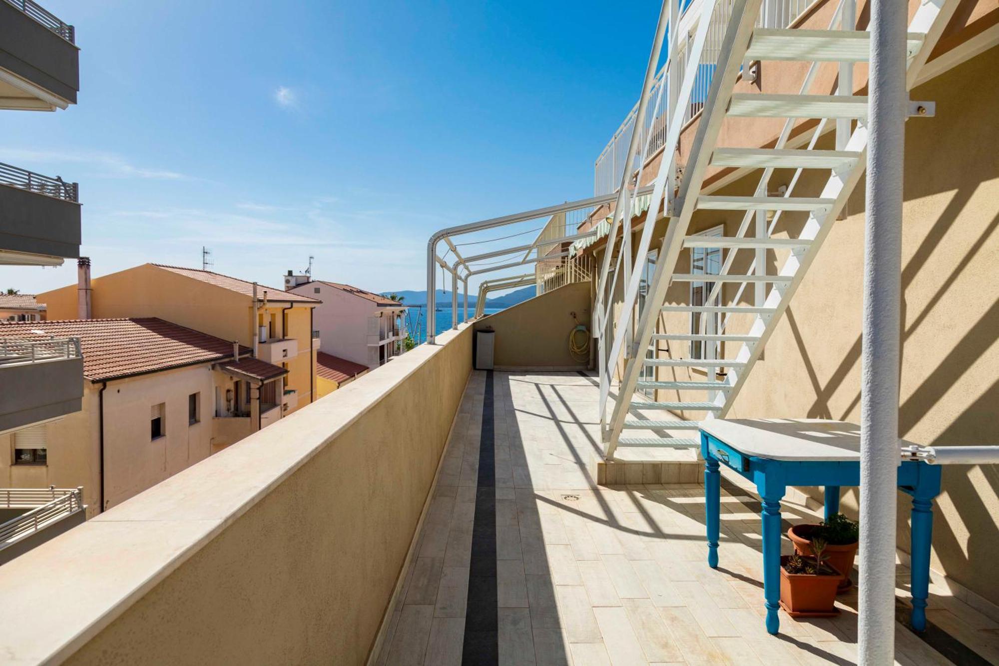 Lovealghero Stanze In Attico Vista Mare Bagian luar foto